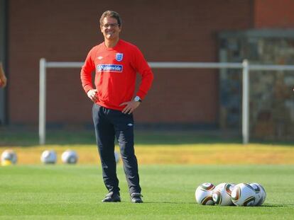 Fabio Capello, durante un entrenamiento con la selecci&oacute;n inglesa, en 2010