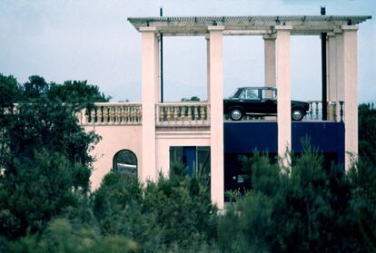 Belvedere Giorgina (1972, Llofriu, Girona), de Óscar Tusquets, es una vivienda introducida en un belvedere paladiano, que Charles Jencks puso como ejemplo de la arquitectura inaugurada por Venturi. |