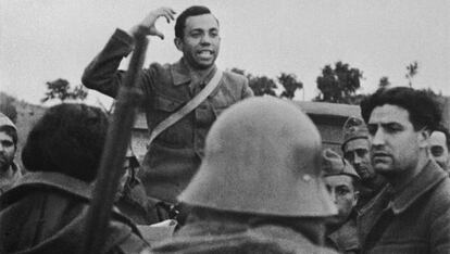 Miguel Hernández en el frente durante la Guerra Civil en 1936.