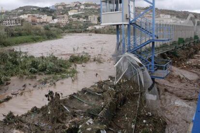 Vista de una parte de la valla que separa Melilla de Marruecos, que se ha desplomado debido a las fuertes lluvias.