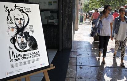 En la entrada al teatro Rialto el cartel de una de las obras. 