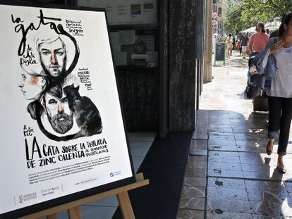 En la entrada al teatro Rialto el cartel de una de las obras. 