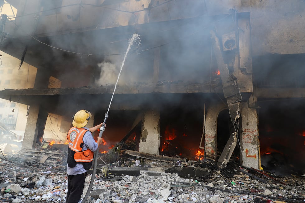 Un bombero intenta extinguir las llamas tras un ataque israelí, este lunes en ciudad de Gaza.