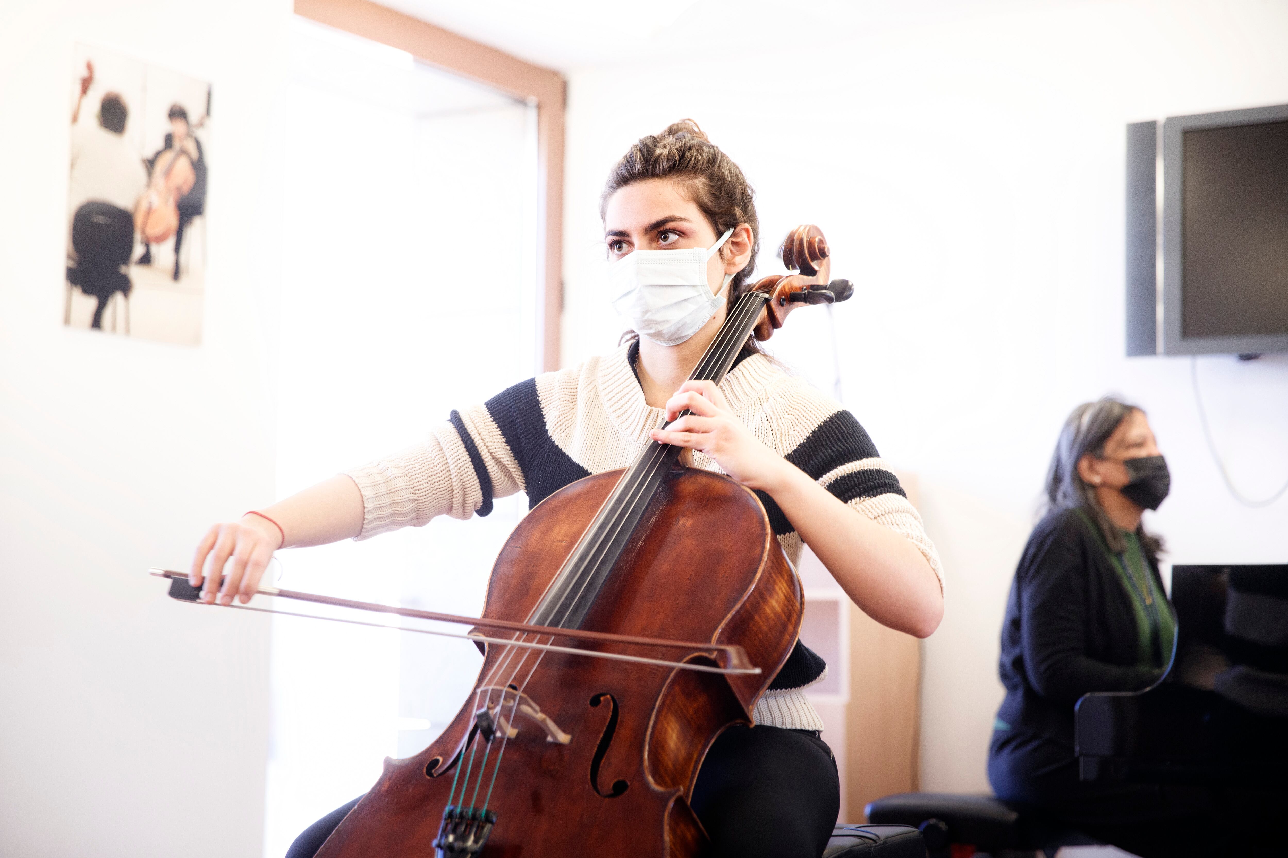 Una alumna de violonchelo durante una clase.