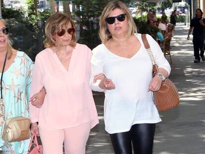 María Teresa Campos, con su hijas Carmen y Terelu.