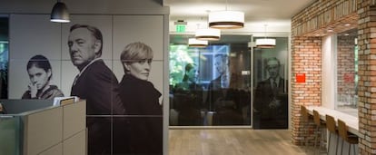 Personajes de House of Cards, el primer éxito de producción propia de Netflix, adornan las paredes de las oficinas de Beverly Hills.