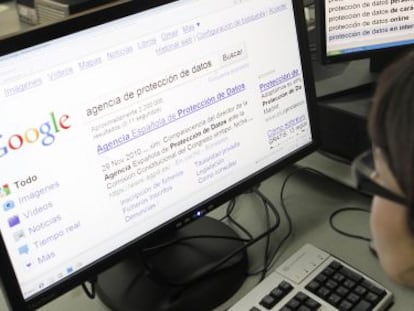 Una joven usa Google para buscar datos sobre la agencia de protección de dato.