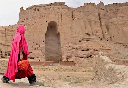 Una mujer afgana pasa frente a las ruinas de las antiguas estatuas de Buda en la ciudad de Bamiyán, el 1 de agosto de 2010.