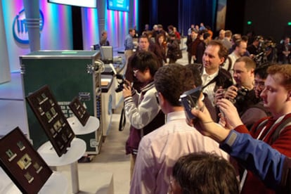 Los asistentes al encuentro de Intel con desarrolladores toman fotos de los procesadores dela compañía tras la intervención en escena del vicepresidente Pat Gelsinger.
