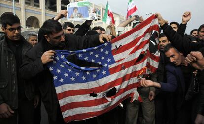 Un grupo de manifestantes quema una bandera de Estados Unidos, el pasado viernes en Teheran (Irán).