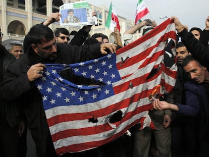 Un grupo de manifestantes quema una bandera de Estados Unidos, el pasado viernes en Teheran (Irán).