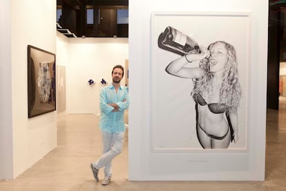 El pintor, artista plástico y poeta Juan Francisco Casas posa junto a una de sus obras.