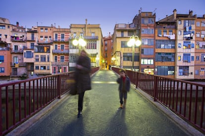 Girona siempre es un destino urbano a tener en cuenta sin salir de España. Y más desde que el Celler de Can Roca ha sumado a sus tres estrellas en la guía Michelin el título de mejor restaurante del mundo otorgado por la revista 'Restaurant'. Jordi Roca tienta además en Girona con sus helados de autor en Rocambolesc.