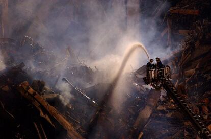 Los bomberos rocían con agua una parte de las ruinas de las Torres Gemelas el 2 de octubre del 2001.