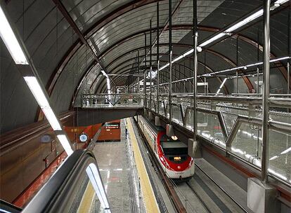 La estación forma parte del proyecto de conexión entre Atocha y Chamartín, que ha contado con una inversión de 570 millones de euros, de los cuales 155 sólo para la estación. En mayo de 2006, al iniciarse la construcción del vestíbulo de la estación, se hallaron unos restos que resultaron pertenecer a la cimentación de la Iglesia del Buen Suceso. La Dirección General de Patrimonio Histórico de Madrid ordenó la paralización de las obras y, hasta mediados de enero de 2007, no autorizó la retirada y traslado de los restos, seis meses después del hallazgo. La operación duró hasta finales de abril de ese año, fecha en la que pudieron reanudarse las obras, tras el paréntesis de un año.