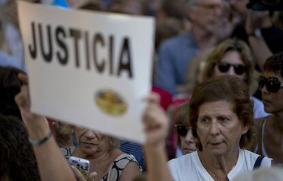 Sara Garfunkel, a la derecha, madre del fiscal Alberto Nisman, asiste a un acto para conmemorar el primer aniversario de su muerte en Buenos Aires, Argentina.