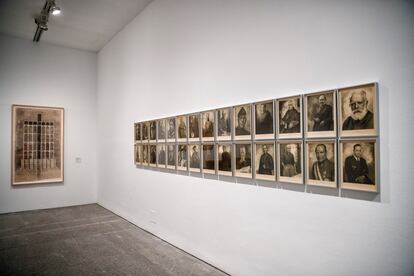 La obra 'Forjadores del imperio', de Ángel Jalón, de la zona dedicada a la autarquía. Al fondo, estudio para la Cruz del Valle de los Caídos de Francisco de Asís Cabrero.