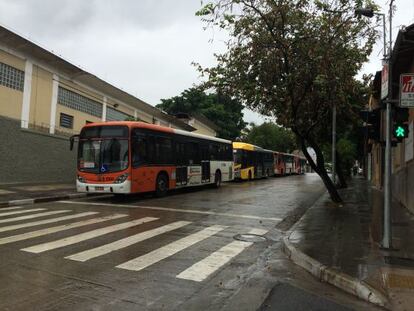 &Ocirc;nibus parados na regi&atilde;o do terminal de Pinheiros. 