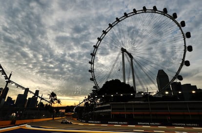 Fernando Alonso pilota su coche de Fórmula 1 en el circuito de Marina Bay, en Singapur.