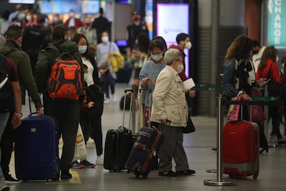 Viajeros en la estación de Atocha, este viernes.