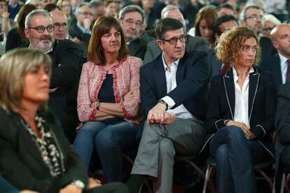 El candidato a las primaris del PSOE Patxi López (2d) y la líder del PSC en el Congreso, Meritxell Batet (d).