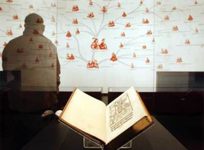 El único ejemplar conservado de la edición de 1508 del <i>Amadís de Gaula,</i> ante el árbol genealógico del legendario caballero.