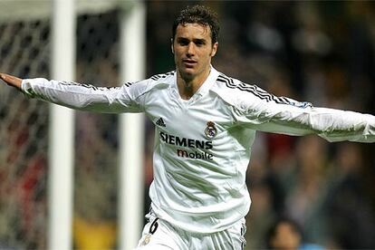 Ivan Helguera celebra su gol frente a la Juventus.