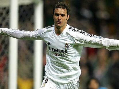 Ivan Helguera celebra su gol frente a la Juventus.