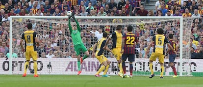 O goleiro Courtois na última jogada da partida.