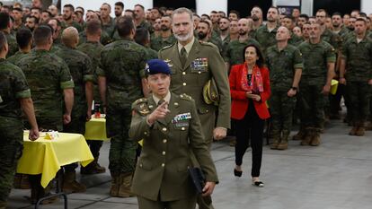 Felipe VI y la ministra de Defensa, Margarita Robles, durante su encuentro con el contingente español dentro de su visita a la base de Adazi, este martes en Letonia.