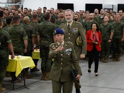 Felipe VI y la ministra de Defensa, Margarita Robles, durante su encuentro con el contingente español dentro de su visita a la base de Adazi, este martes en Letonia.