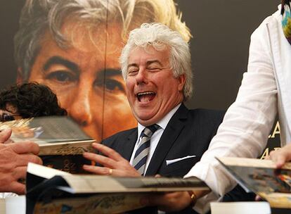 El escritor Ken Follett y su banda de blues Damn right I got the blues actuarán en la fiesta que la editorial Random House Mondadori celebra todos los años con motivo de la Feria del Libro de Madrid. El autor de bestsellers como 'Los Pilares de la tierra' y 'Un mundo sin fin' y su grupo tocan habitualmente en el Acustic Cafe del Soho de Londres y en el Bottles Bar de Stevenage.