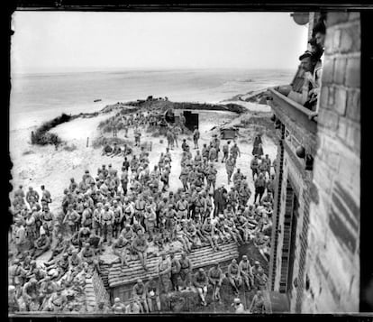 Viaje visual por la I Guerra Mundial a través de fotografías que recogen las batallas más importantes, como Verdún, Ypres, Arras o el Somme. La colección fue aqurida en Tánger por la Casa de la Imagen de Logroño. Las fotografías fueron realizadas por el oficial francés Pierre-Antoine Givord. 20 de junio de 1918. Los grupos de paseo en el casino de Loon-Plage, Francia (nota manuscrita del autor sobre el negativo de vidrio).