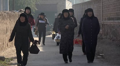 Un grupo de mujeres de la etnia Salar se dirige hacia la mezquita en Xunhua, Qinghai (China).