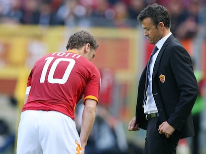 Luis Enrique, en su etapa como entrenador de la Roma, observa a Totti.