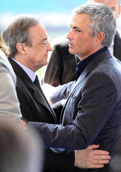 Florentino Pérez se saluda con Mourinho.