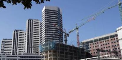 Un edificio en construcción junto a viviendas residenciales en Bilbao.