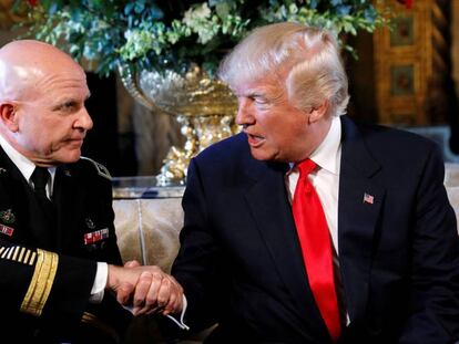 Donald Trump felicita al general McMaster tras anunciar su nombramiento.