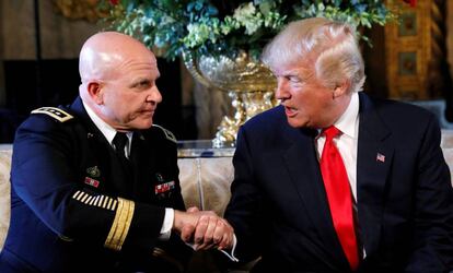 Donald Trump felicita al general McMaster tras anunciar su nombramiento.