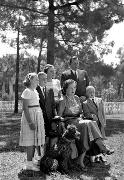 Estoril (Portugal). Los condes de Barcelona, don Juan de Borbón y doña María de las Mercedes, posan con sus cuatro hijos en el jardín de su residencia, Villa Giralda. De izquierda a derecha: los infantes Margarita, Juan Carlos, Pilar y Alfonso.