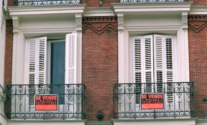 Dos ventanas de un piso donde se esta promocionando su venta.