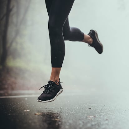 Artículo de EL PAÍS Escaparte que describe las zapatillas running impermeables superventas en Amazon.