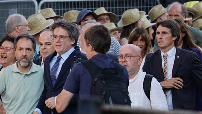 Carles Puigdemont, expresidente de Cataluña, a su llegada el jueves al escenario desplegado cerca del Parlament.