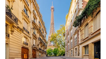 La torre Eiffel desde una calle de Pars.