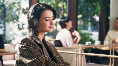 Artículo de EL PAÍS Escaparate que describe la oferta de los auriculares de diadema sin cable de Sony en PcComponentes