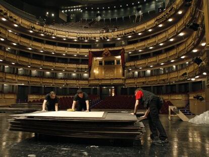 Unos operarios trabajan en el interior del Teatro Real.