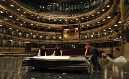 Unos operarios trabajan en el interior del Teatro Real.