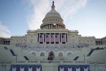 La bandera estadounidense ondea a toda asta en la fachada oeste del edificio del Capitolio de Estados Unidos el da de la toma de posesin del segundo mandato presidencial de Donald Trump. 