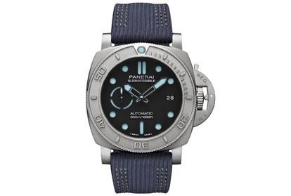 El Panerai PAM984 Eco-Titanium homenajea al explorador Mike Horn, embajador de la marca. Fiel a su vocación submarinista, el reloj posee una hermeticidad de 300 metros.