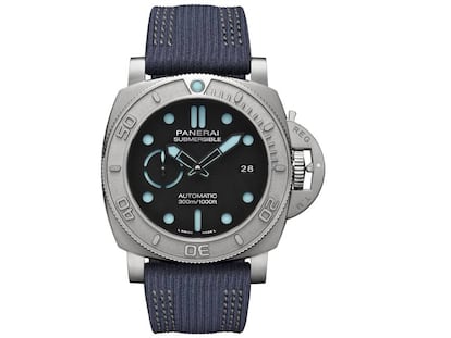 El Panerai PAM984 Eco-Titanium homenajea al explorador Mike Horn, embajador de la marca. Fiel a su vocación submarinista, el reloj posee una hermeticidad de 300 metros.